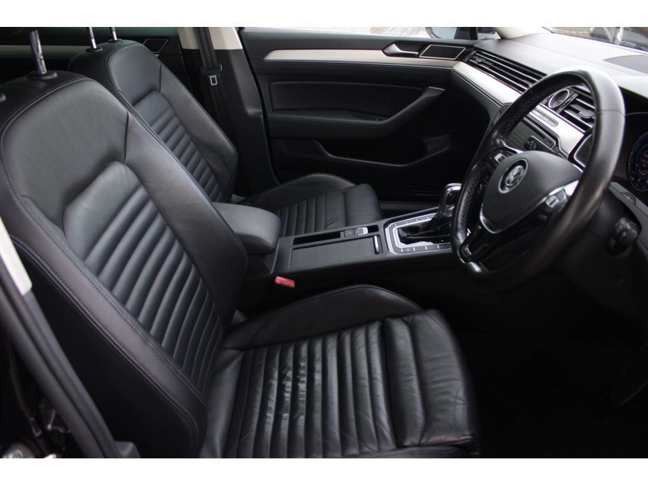 2016 Volkswagen Passat - image 11