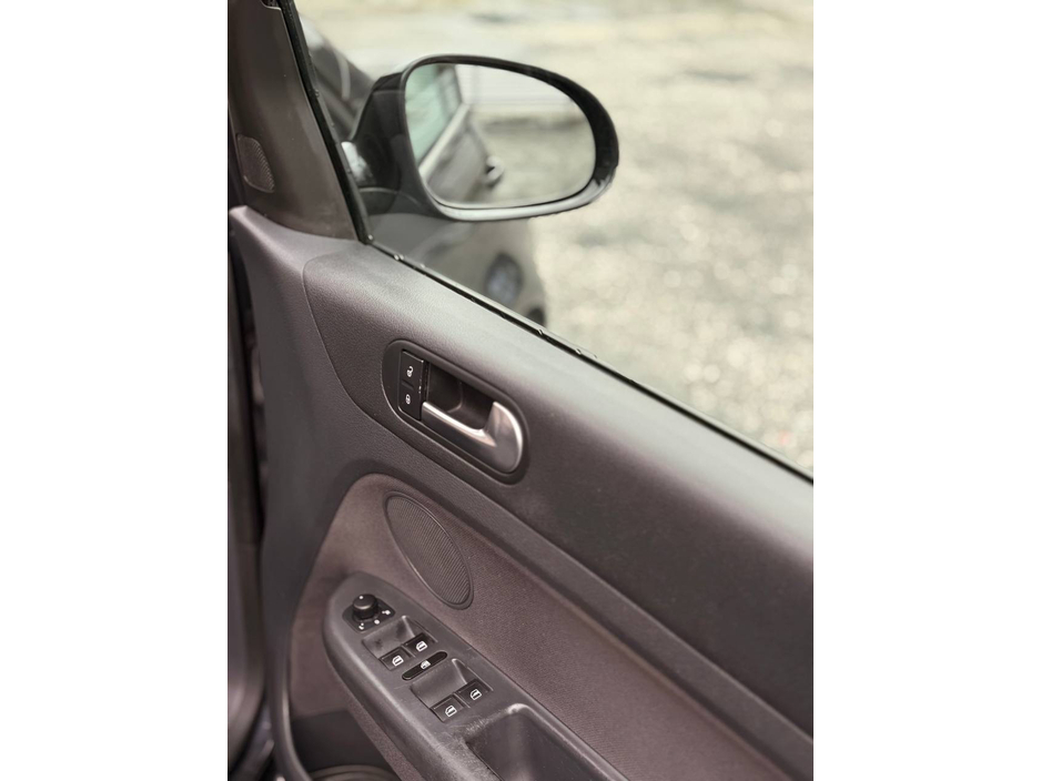 2006 Volkswagen Golf - image 26