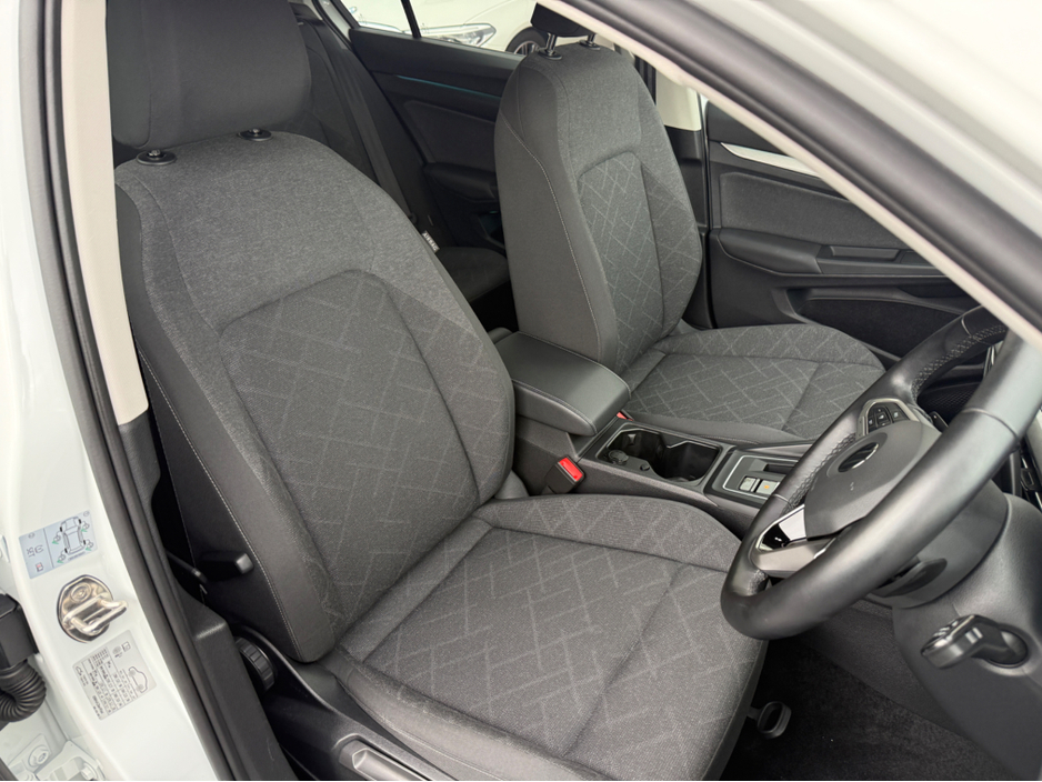 2023 Volkswagen Golf - image 10