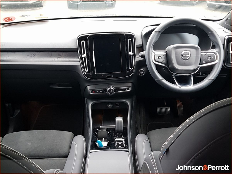 2023 Volvo XC40 - image 2