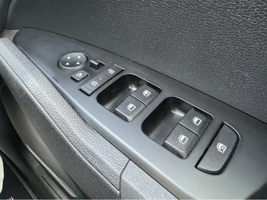 2022 Kia Sportage - image 32