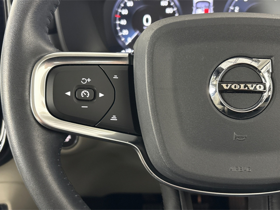 2020 Volvo XC40 - image 20