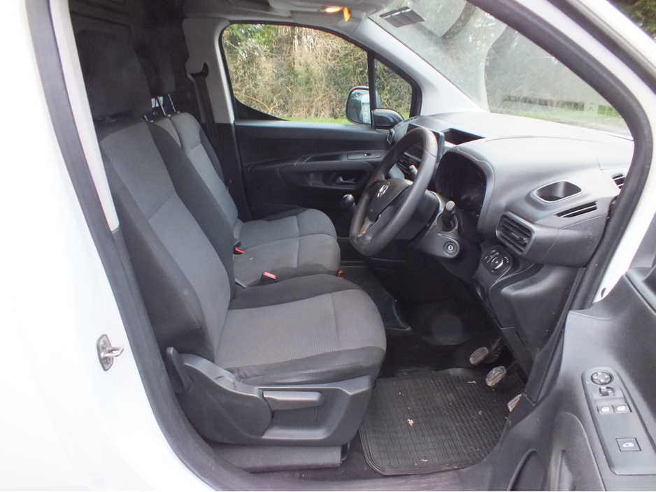 2019 Vauxhall Combo - image 8