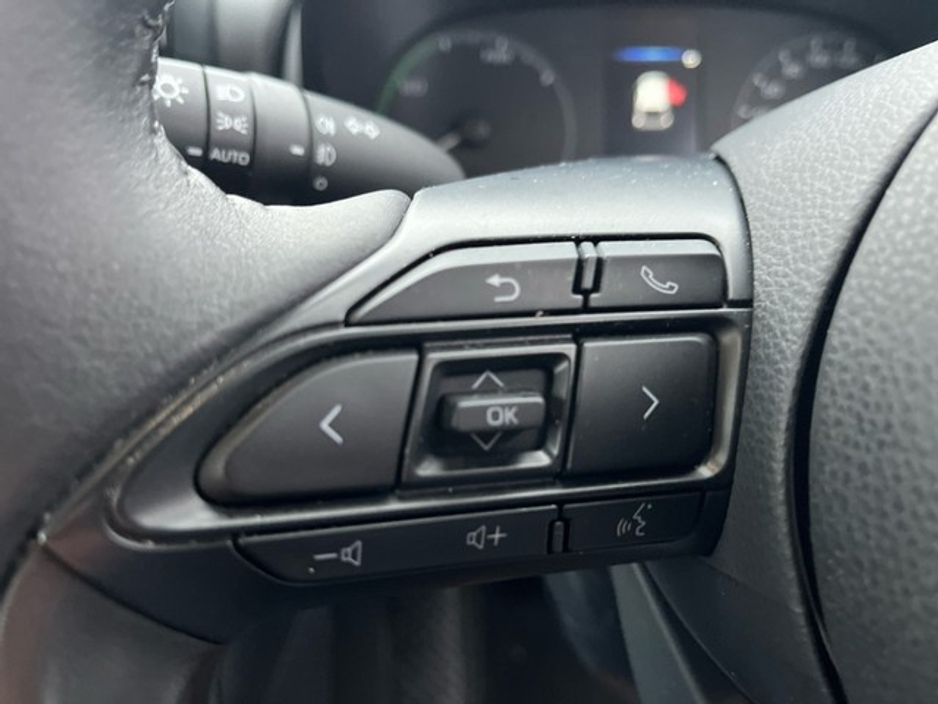 2025 Toyota Yaris - image 13