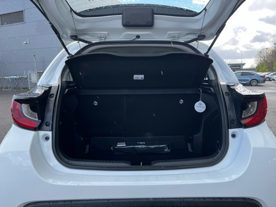 2024 Toyota Yaris - image 10
