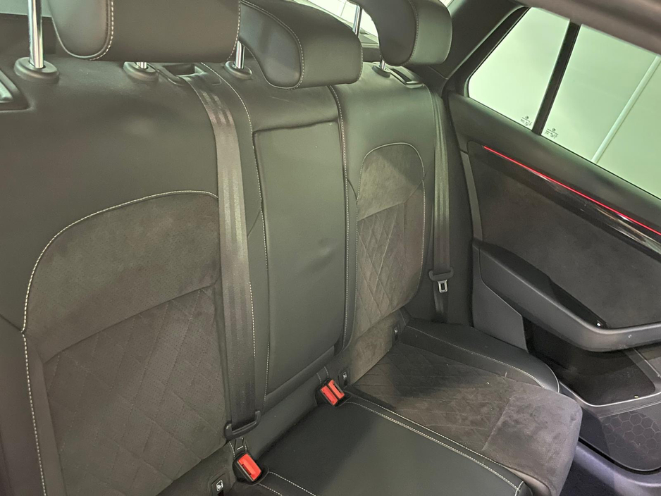 2019 Skoda Superb - image 4