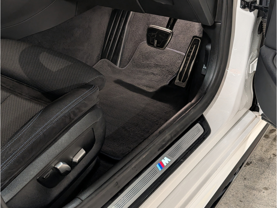 2020 BMW 5 Series - image 26