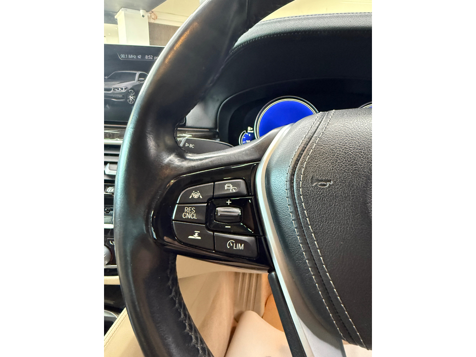 2017 BMW 5 Series - image 8