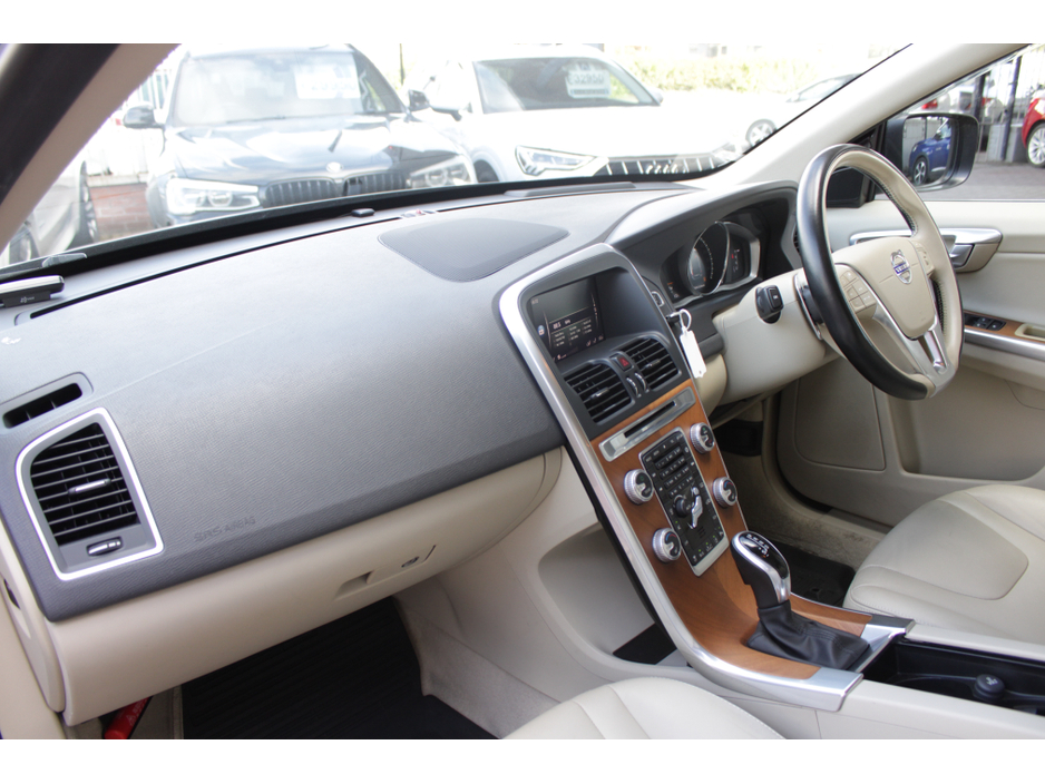 2017 Volvo XC60 - image 20