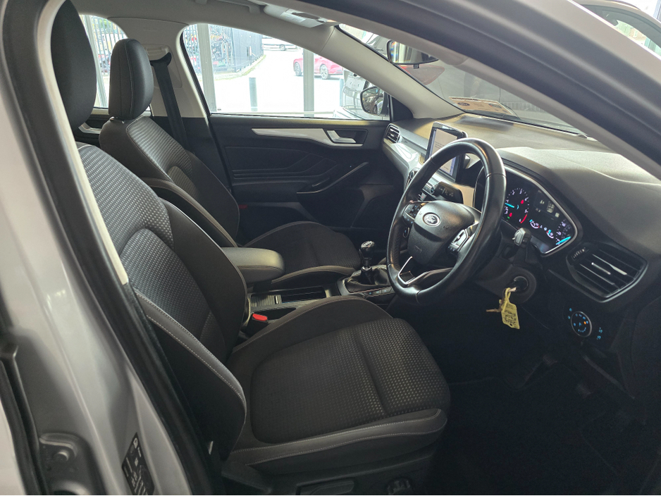 2019 Ford Focus - image 6
