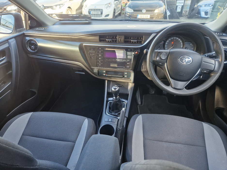 2017 Toyota Auris - image 10