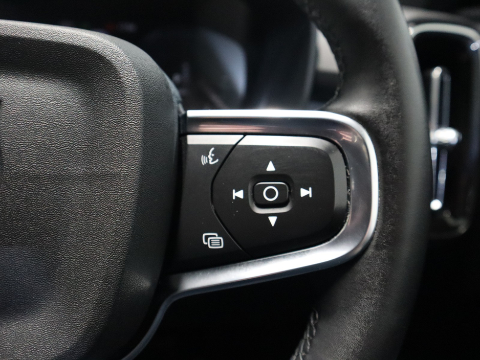 2023 Volvo XC40 - image 12