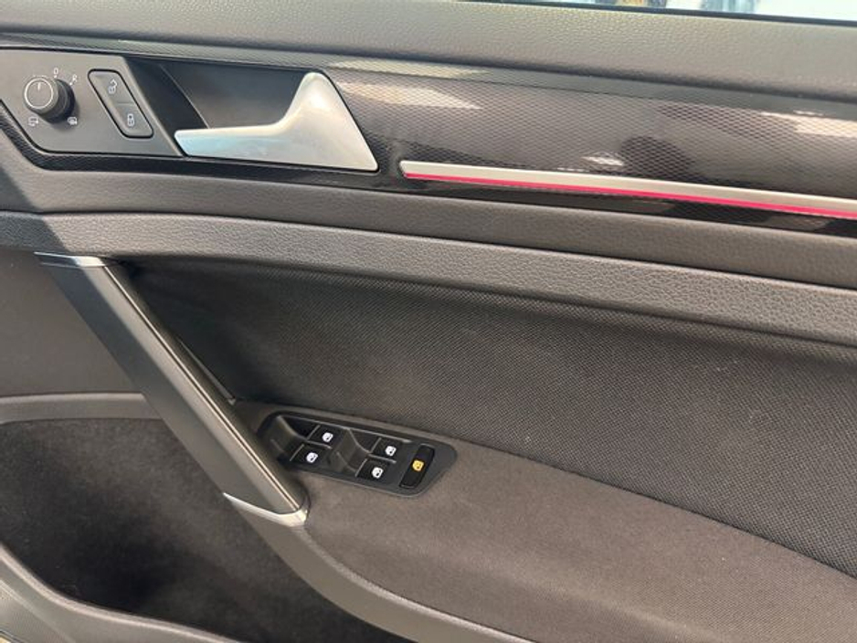 2017 Volkswagen Golf - image 12