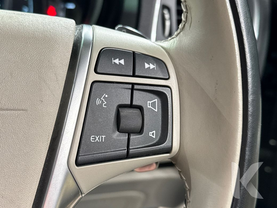 2017 Volvo V40 - image 14