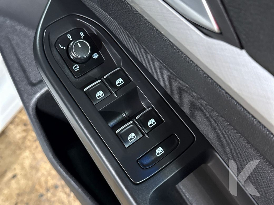 2022 Volkswagen Golf - image 16