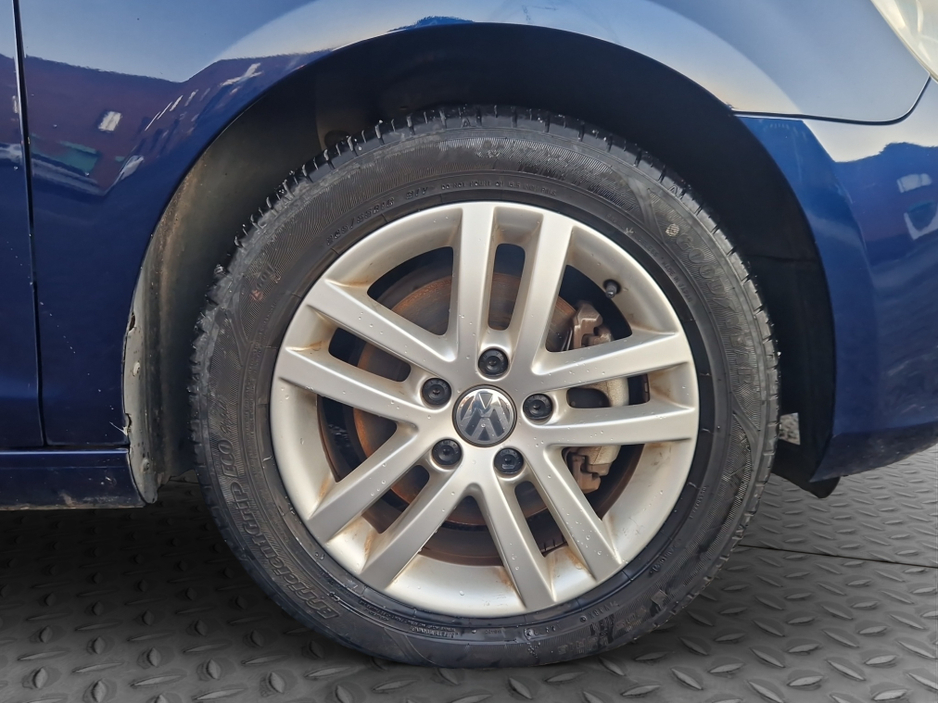 2012 Volkswagen Golf - image 12