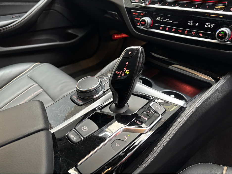 2018 BMW 5 Series - image 8