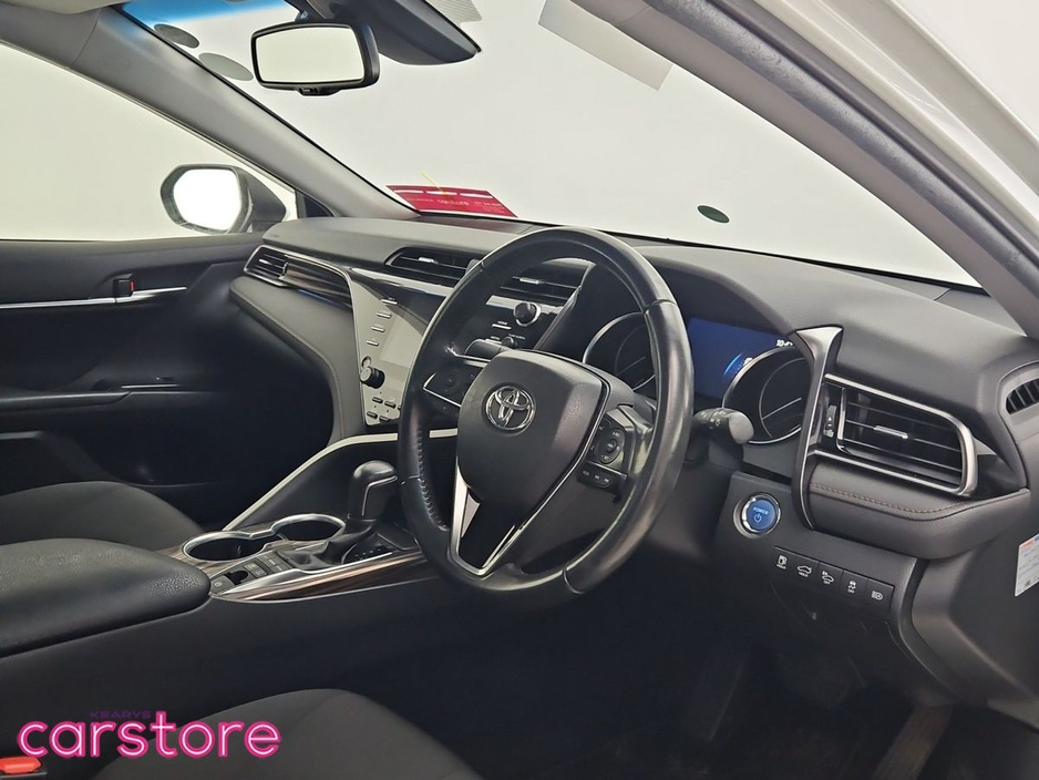 2019 Toyota Camry - image 9