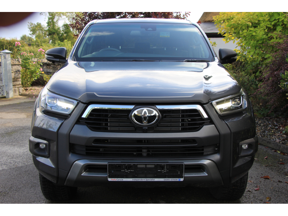 2025 Toyota Hilux Invincible X * Roll cover and bars inc €66,358