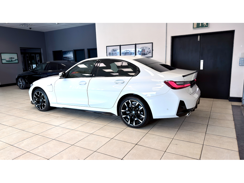 2025 BMW 3 Series - image 5