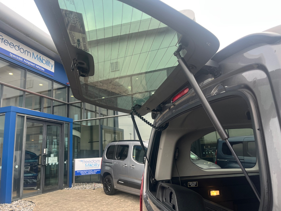 2022 Peugeot Rifter - image 24