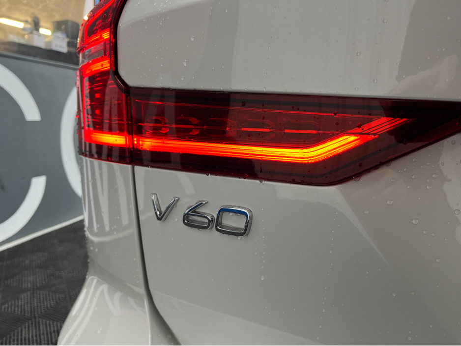 2024 Volvo V60 - image 6