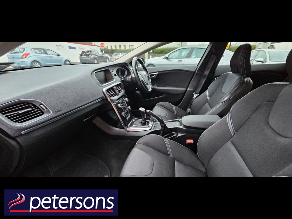 2017 Volvo V40 2.0 D2 MOMENTUM NAV + 120BHP 5DR €12,950