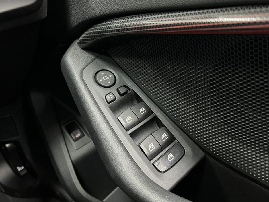 2023 BMW 1 Series - image 29