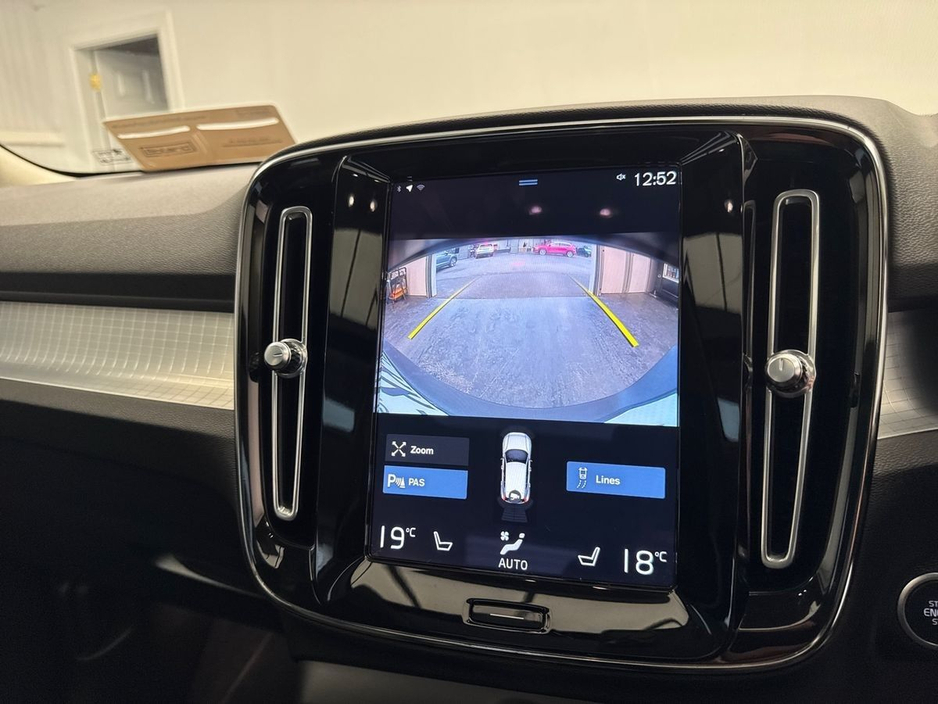 2022 Volvo XC40 - image 21