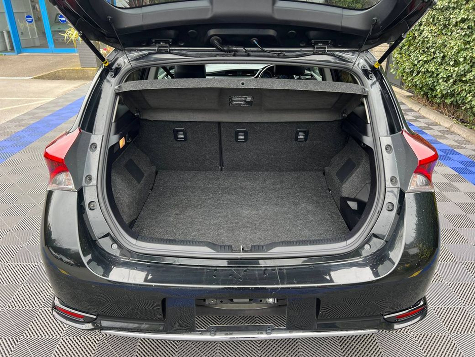 2017 Toyota Auris - image 12