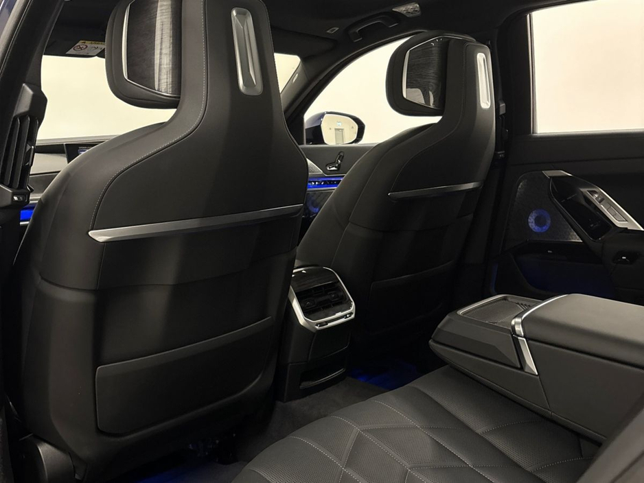 2024 BMW 7 Series - image 29