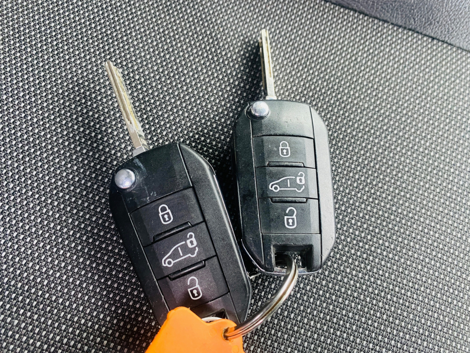 2022 Opel Vivaro - image 16