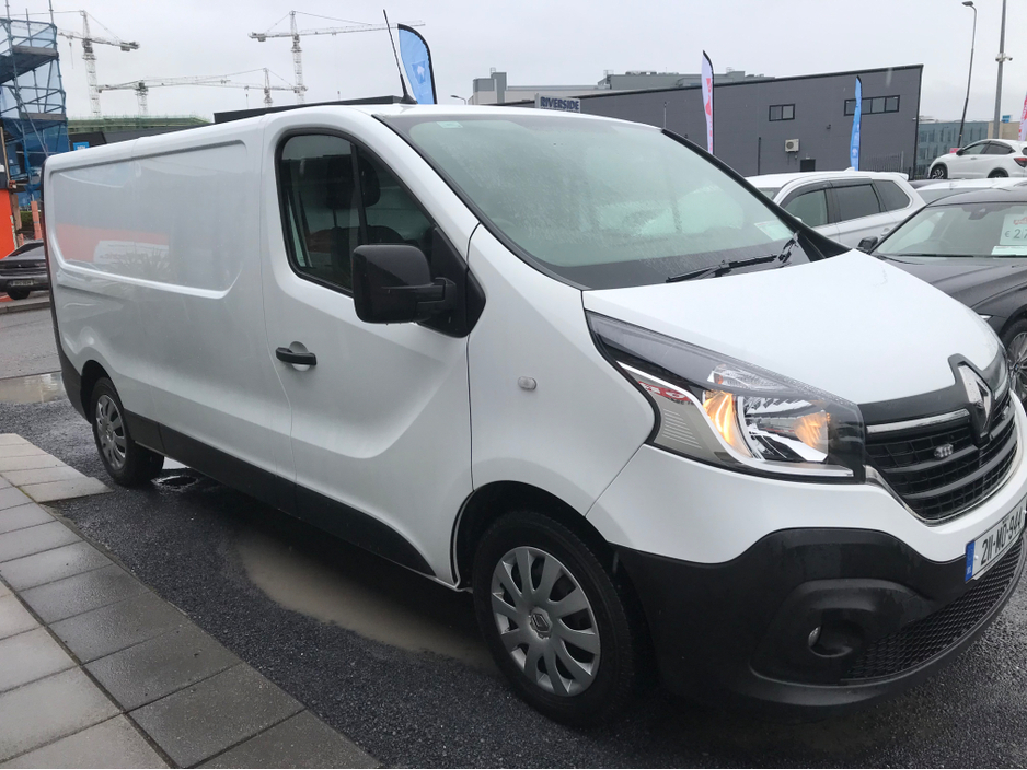 2021 Renault Trafic - image 4