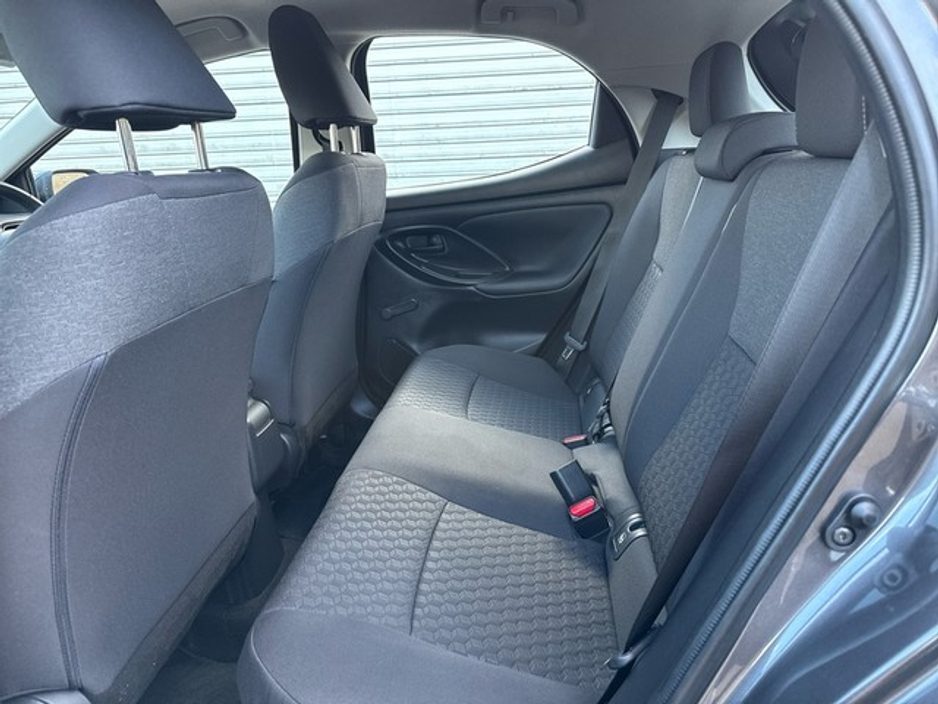 2023 Toyota Yaris HYBRID LUNA // REAR CAMERA // TOYOTA SAFETY SENSE // BLUETOOTH // AIR CON // FULL WARRANTY €23,945