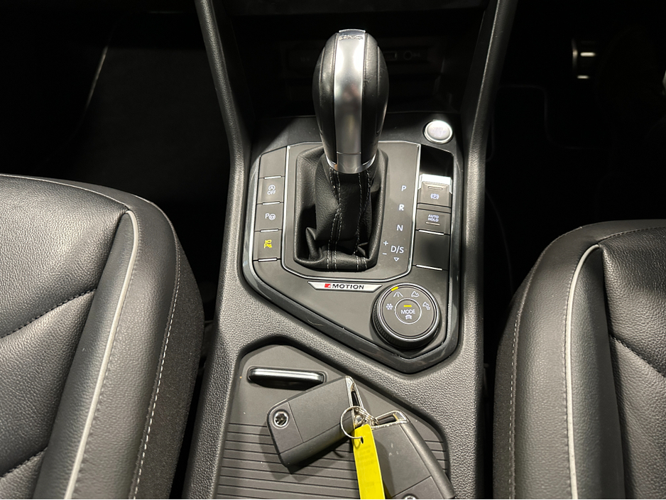 2019 Volkswagen Tiguan (191) TIGUAN 2.0TDI R LINE (LEATHER) DSG 4 MOTION LOW KMS VW/AUDI SPECIALISTS WWW.DENISDARCYCARS.IE €31,950