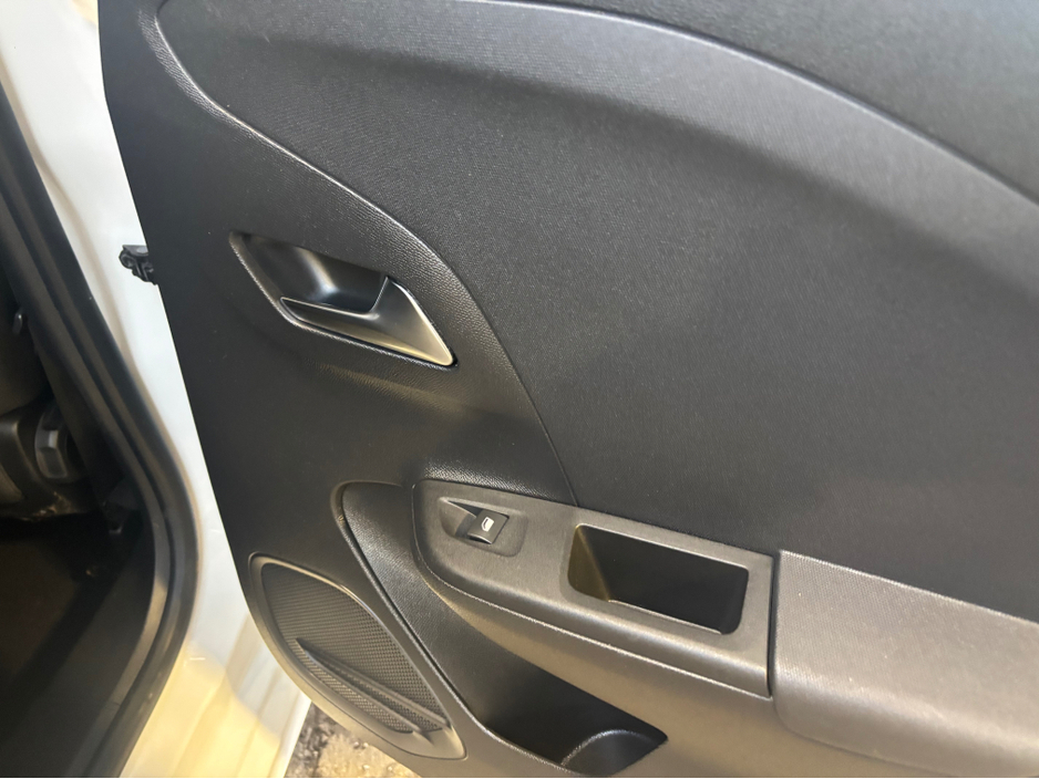 2022 Opel Corsa - image 16