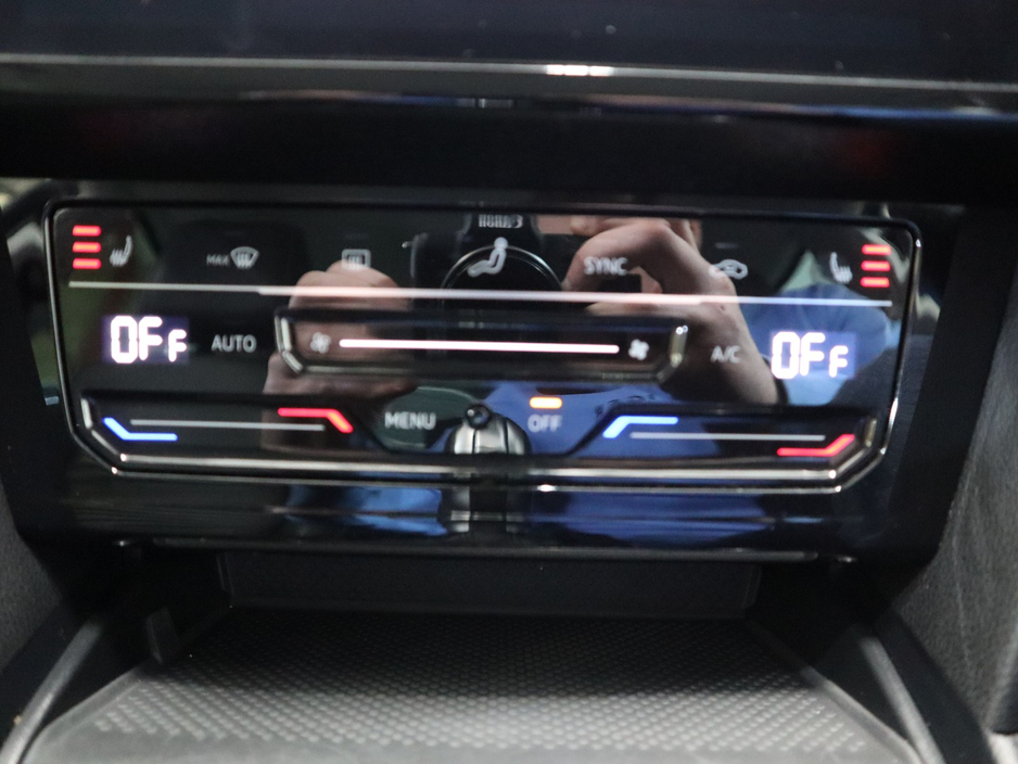 2021 Volkswagen Passat - image 21