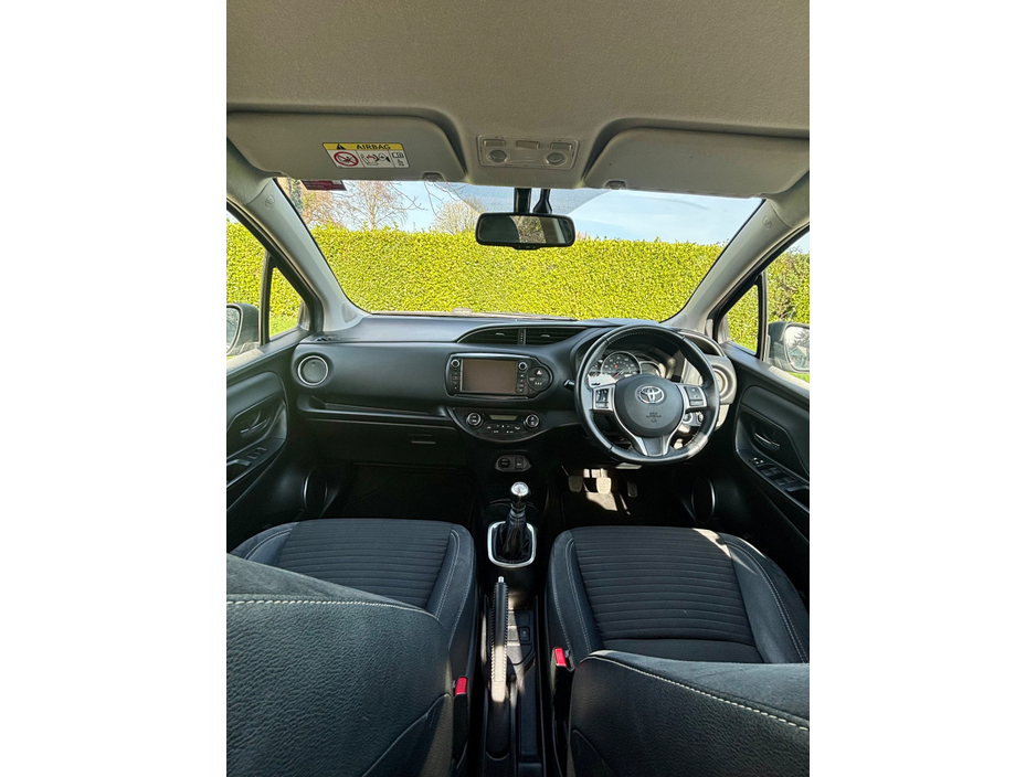 2015 Toyota Yaris - image 10