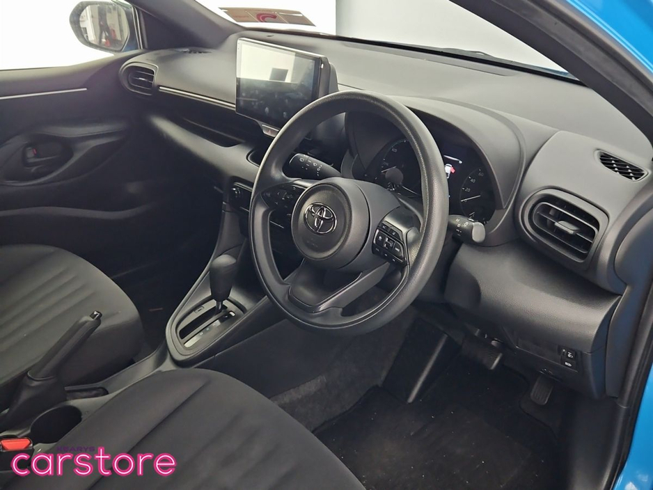 2023 Toyota Yaris - image 9