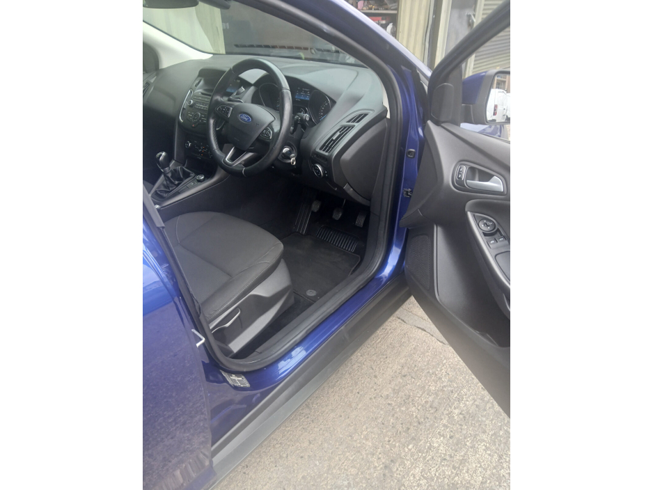 2016 Ford Focus - image 10