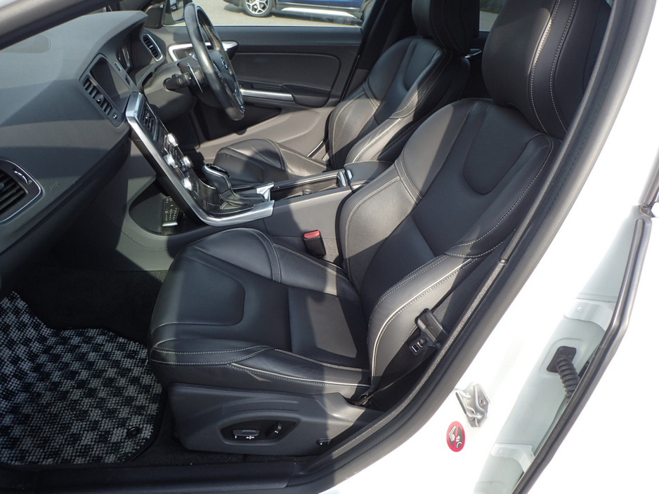 2016 Volvo S60 2.0 D4 R DESIGN PLUS DIESEL AUTOMATIC // TINY KMS // MASSIVE SPEC //  FULL HEATED LEATHER // REVERSING CAMERA // CRUISE CONTROL // LANE ASSIST // COLLISION WARNING SYSTEM // UPGRADED SPORT ALLOYS €17,950