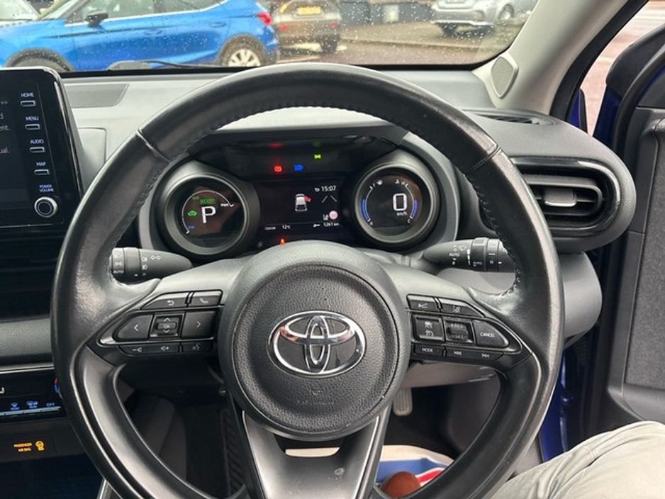 2021 Toyota Yaris - image 9