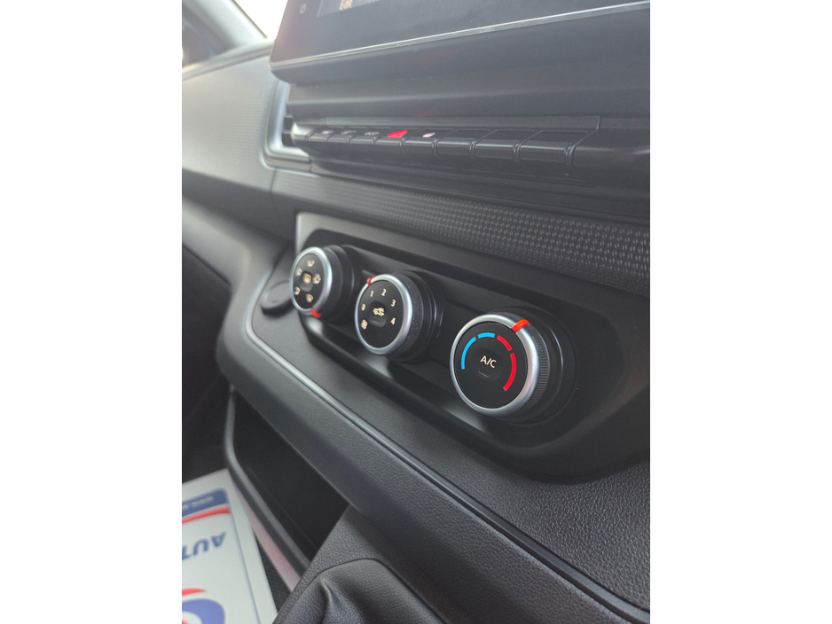 2023 Renault Trafic - image 7