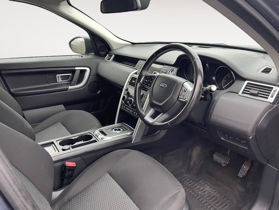 2018 Land Rover Discovery - image 8