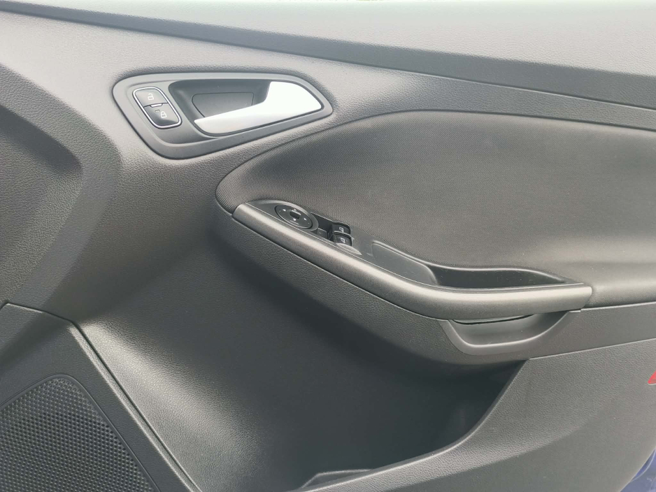 2016 Ford Focus - image 15