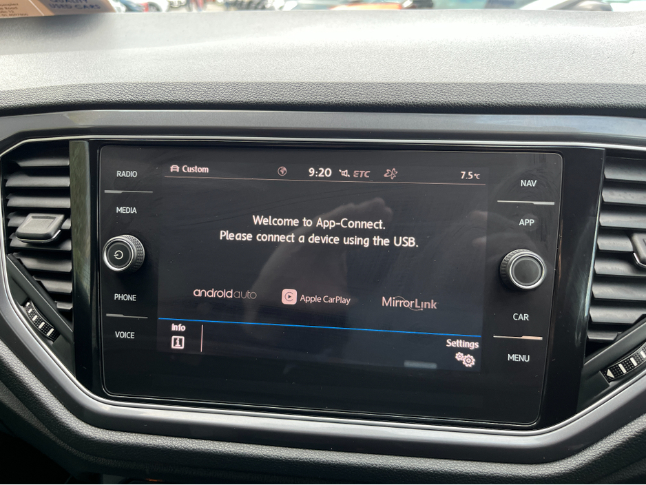 2020 Volkswagen T-Roc R-LINE AUTOMATIC 2.0 DIESEL //HALF LEATHER SEATS//KEYLESS ENRTY//ADAPTIVE CRUISE CONTROL//REVESE CAMERA// €25,950