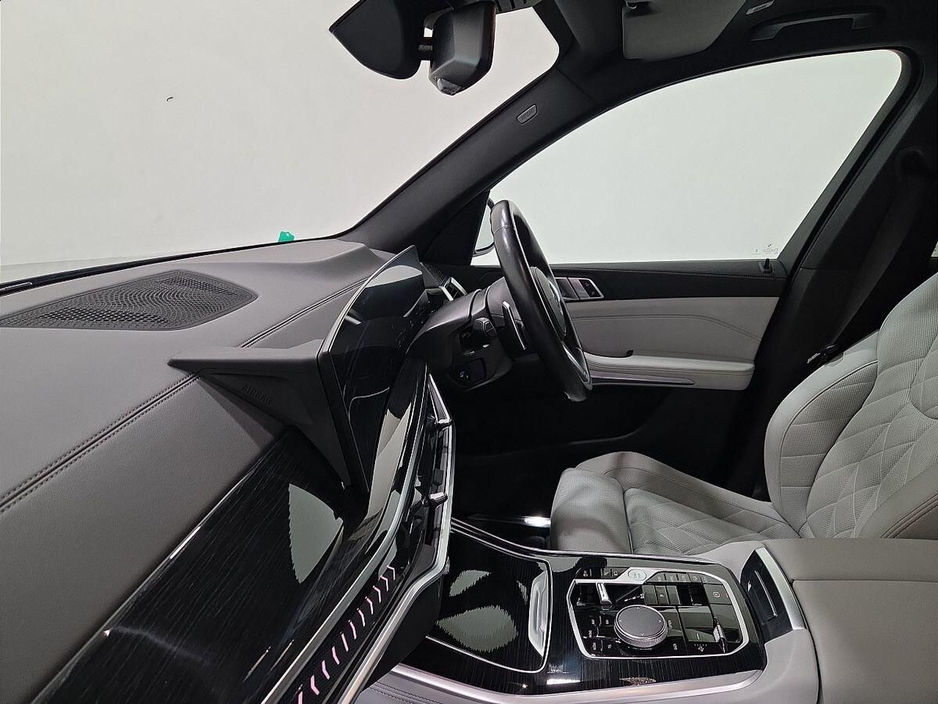 2023 BMW X5 - image 7