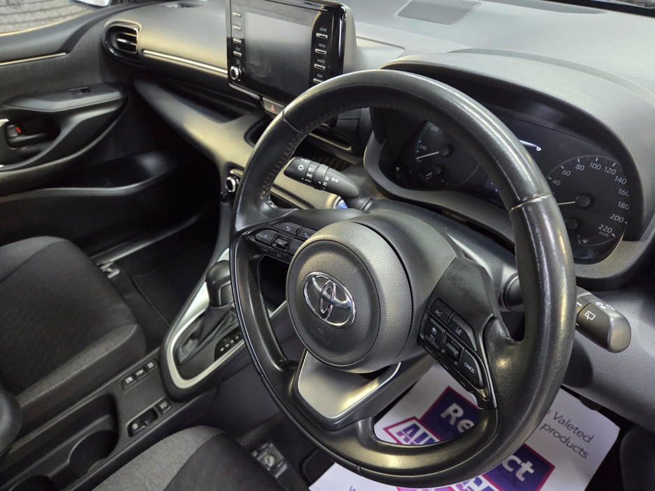 2022 Toyota Yaris - image 4