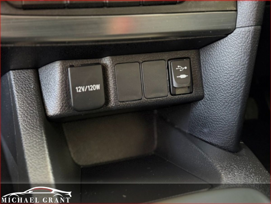 2014 Toyota Auris - image 24