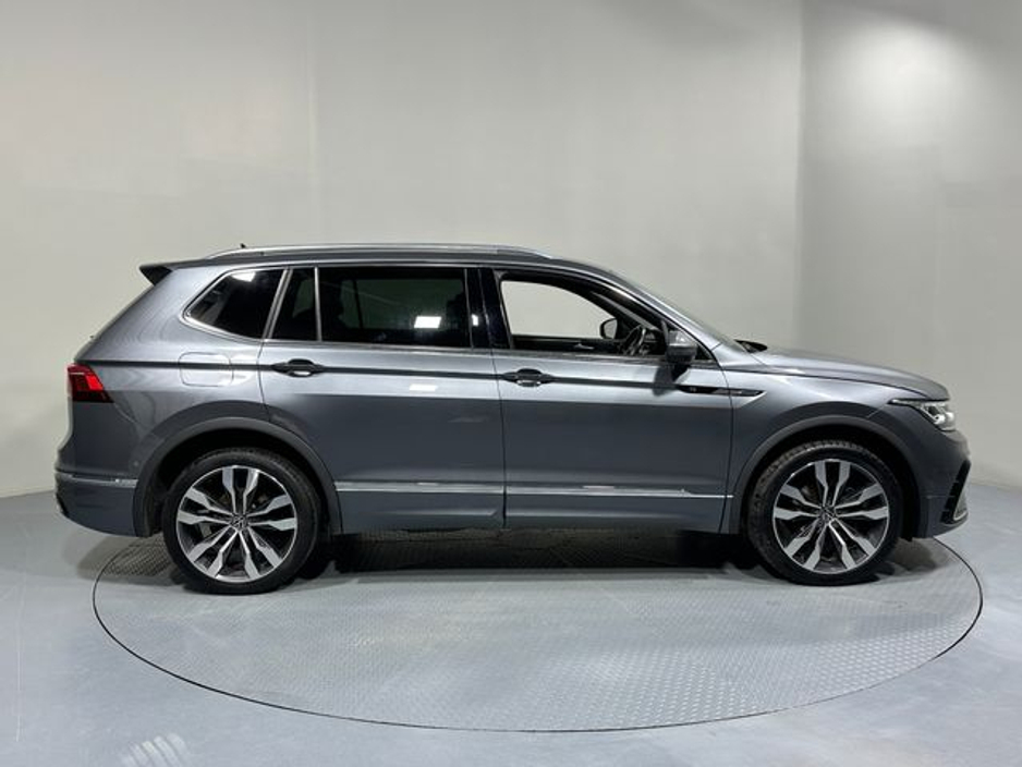 2023 Volkswagen Tiguan Allspace - image 8